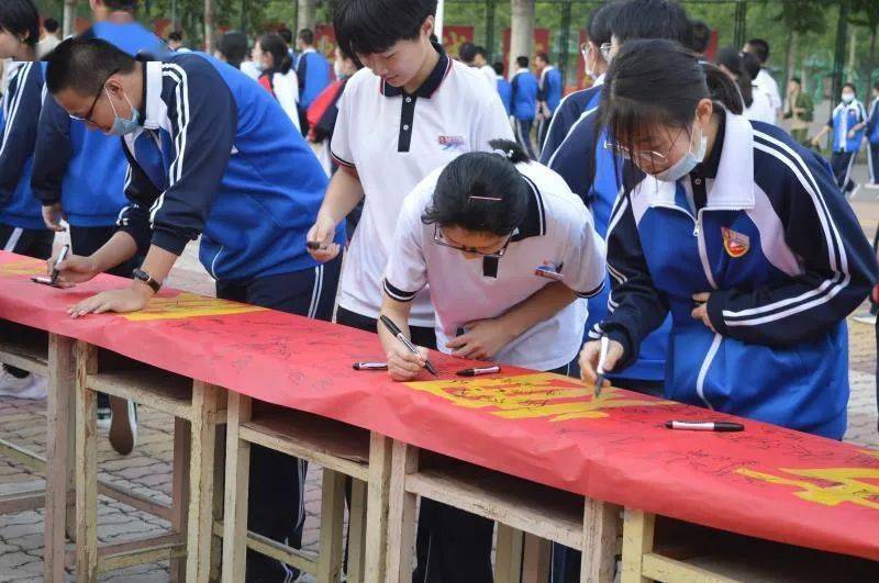 广饶一中三校区举行无烟日学生签字仪式