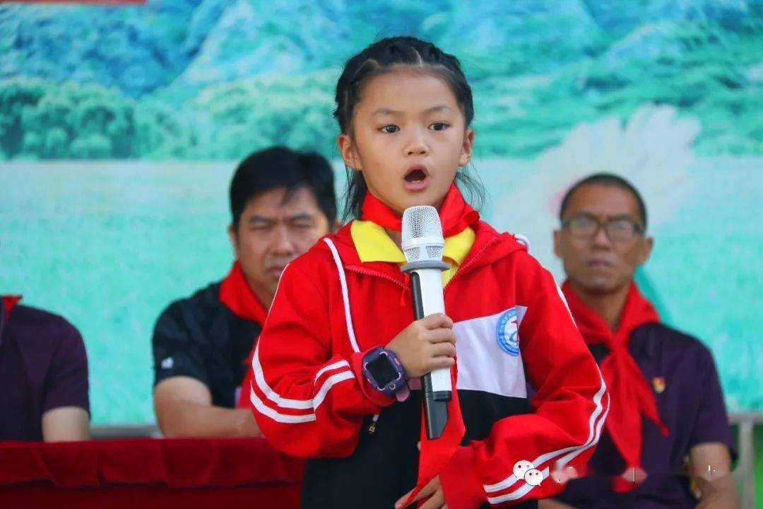 东川一小迎接少代会61争做好队员红娃集合在队旗下入队仪式