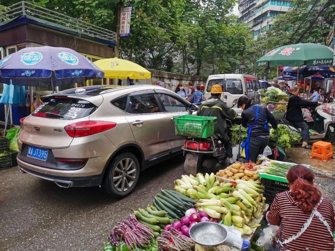 马路菜摊增多影响生意
