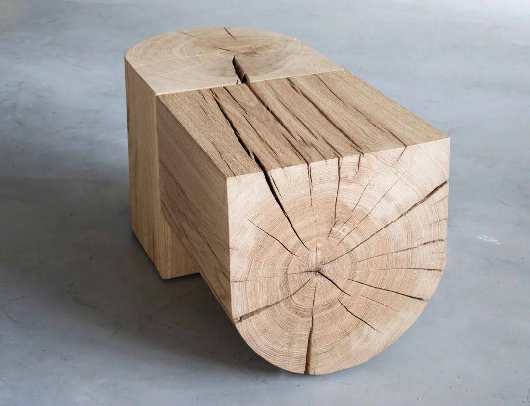 这款置物架是由坚固的橡木无缝连接起来的,造型简单,大气.