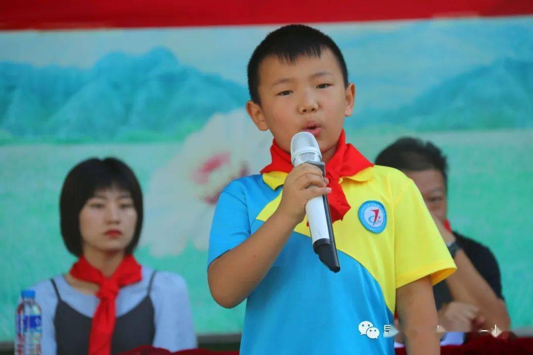 东川一小迎接少代会61争做好队员红娃集合在队旗下入队仪式