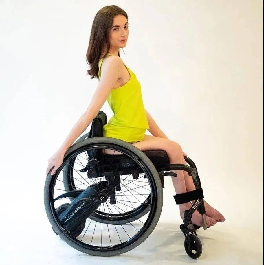 瘫痪19年25岁美女学霸涅盘重生坐轮椅走秀惊艳时装周