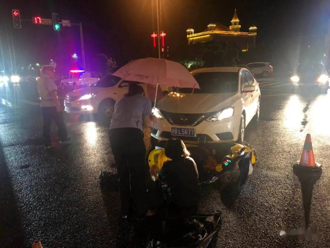 暖新闻丨女子雨夜骑车遇车祸 民警雨中撑伞守护救治