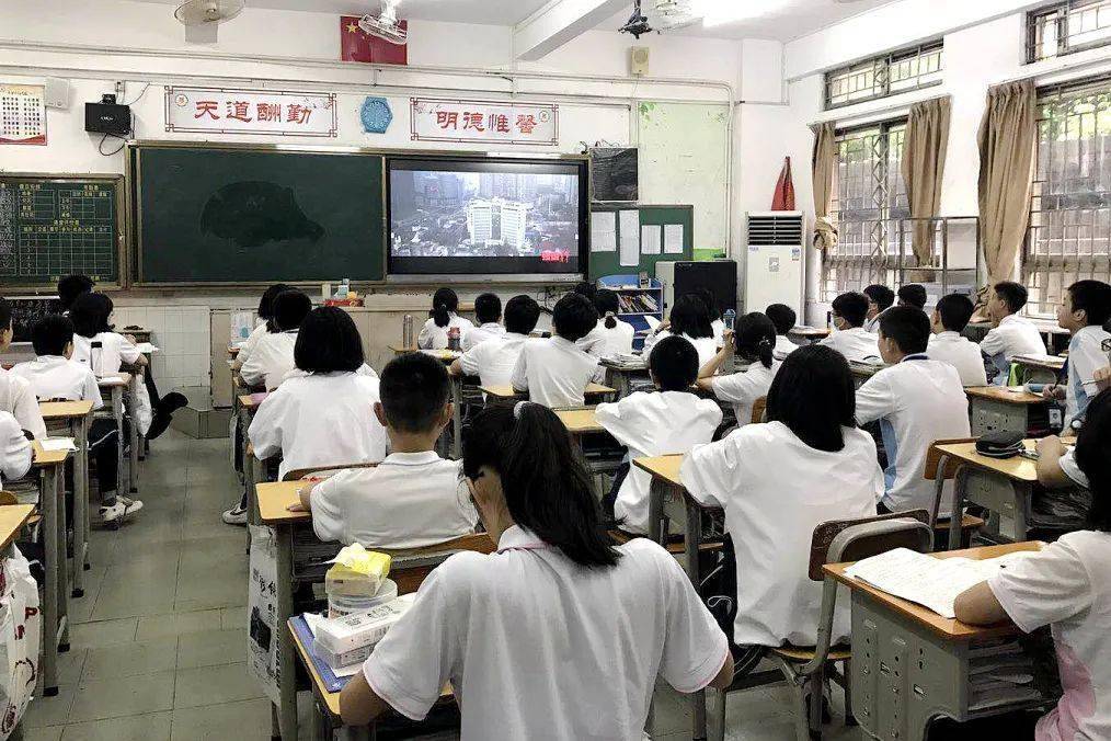 北滘镇微行种德系列活动之莘村中学开展同上一堂班会课74向榜样学习
