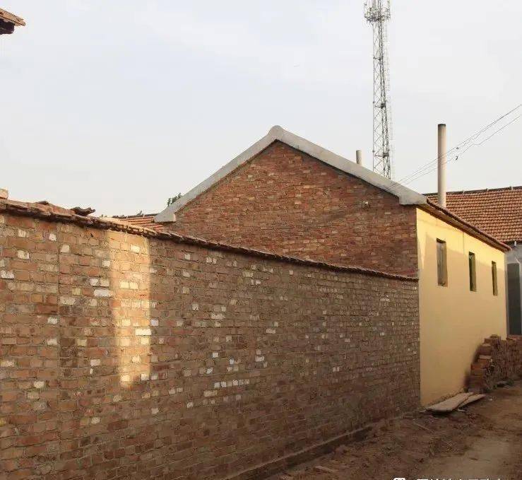 二是从偏房到正房.对危房进行拆除,对旧房进行排危加固,亮化,美化.