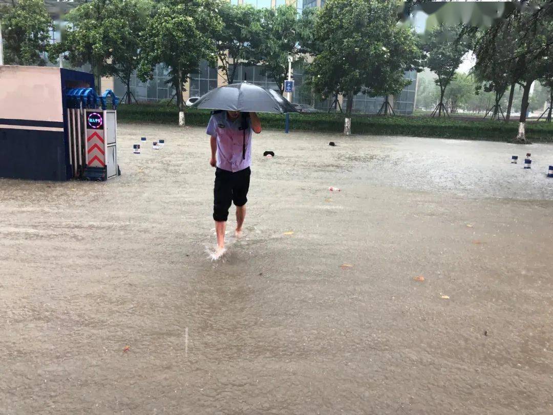 警情也和风雨凑热闹,可忙坏了警察蜀黍,无法出门的蜀黍们赤脚上阵啦