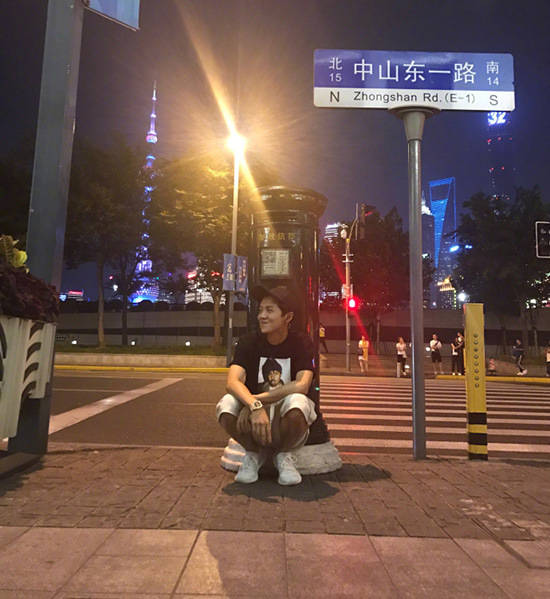 坐下来拍照还能选择俯拍的角度,pose自然还显脸小.