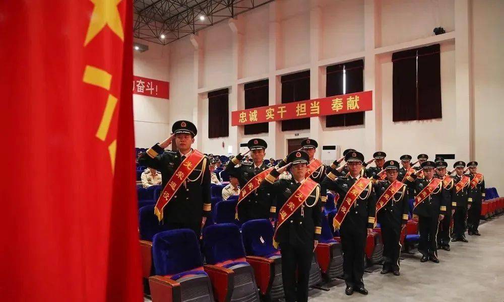 "光荣退役"绶带举行2020年度军官退役仪式东部战区空军某旅5月25日干