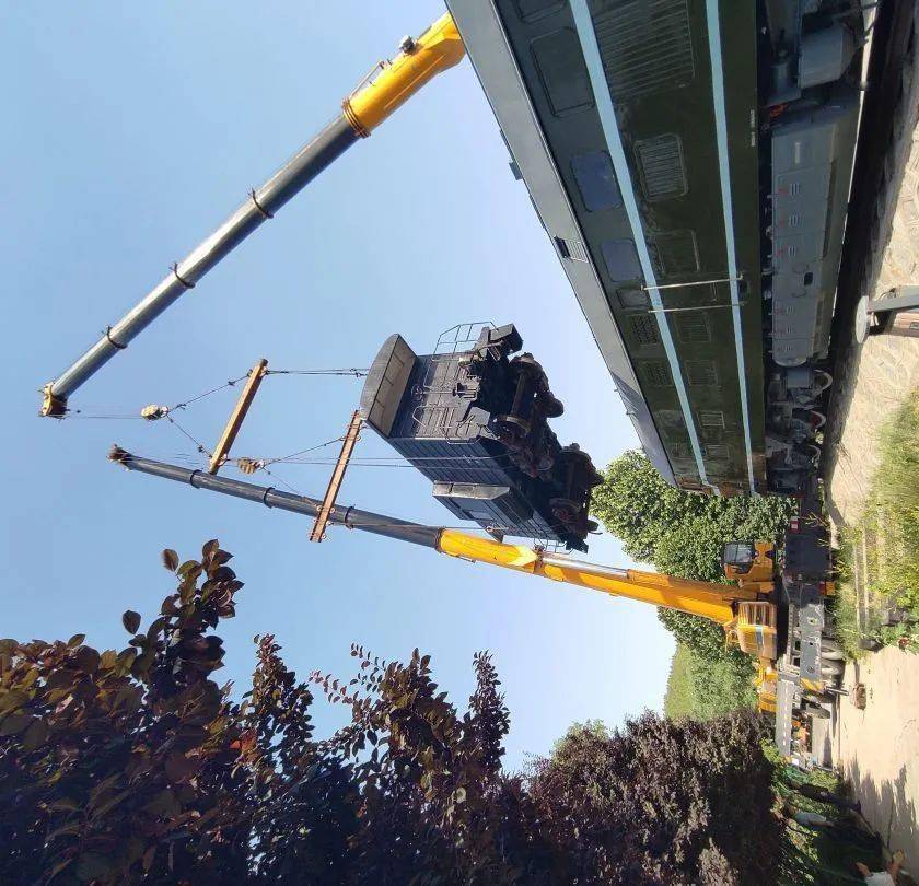 排 ,软卧硬卧加硬座发电餐车也备齐,车尾守车很重要观察列车内外情况