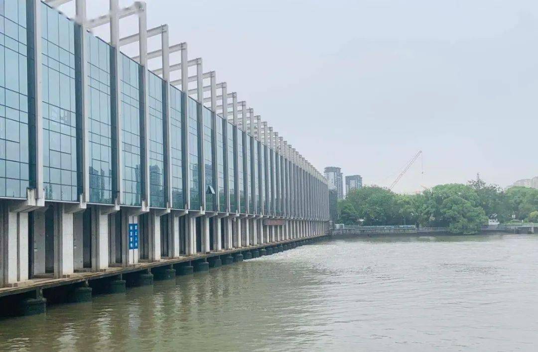 姚江大闸启闸预泄衢州6月3日,衢州市水利局研判当前防汛形势,部署水利