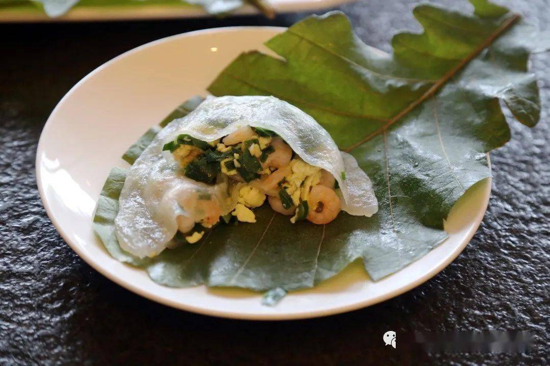 首先用刚刚从树上采摘下来的新鲜桲椤树叶,用清水洗净晾干.