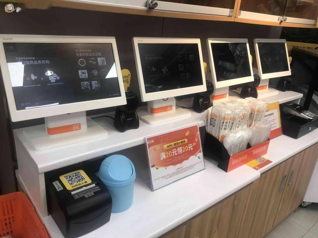 店内没有人工收银台,取而代之是几台自助收银机,顾客可以通过便利蜂