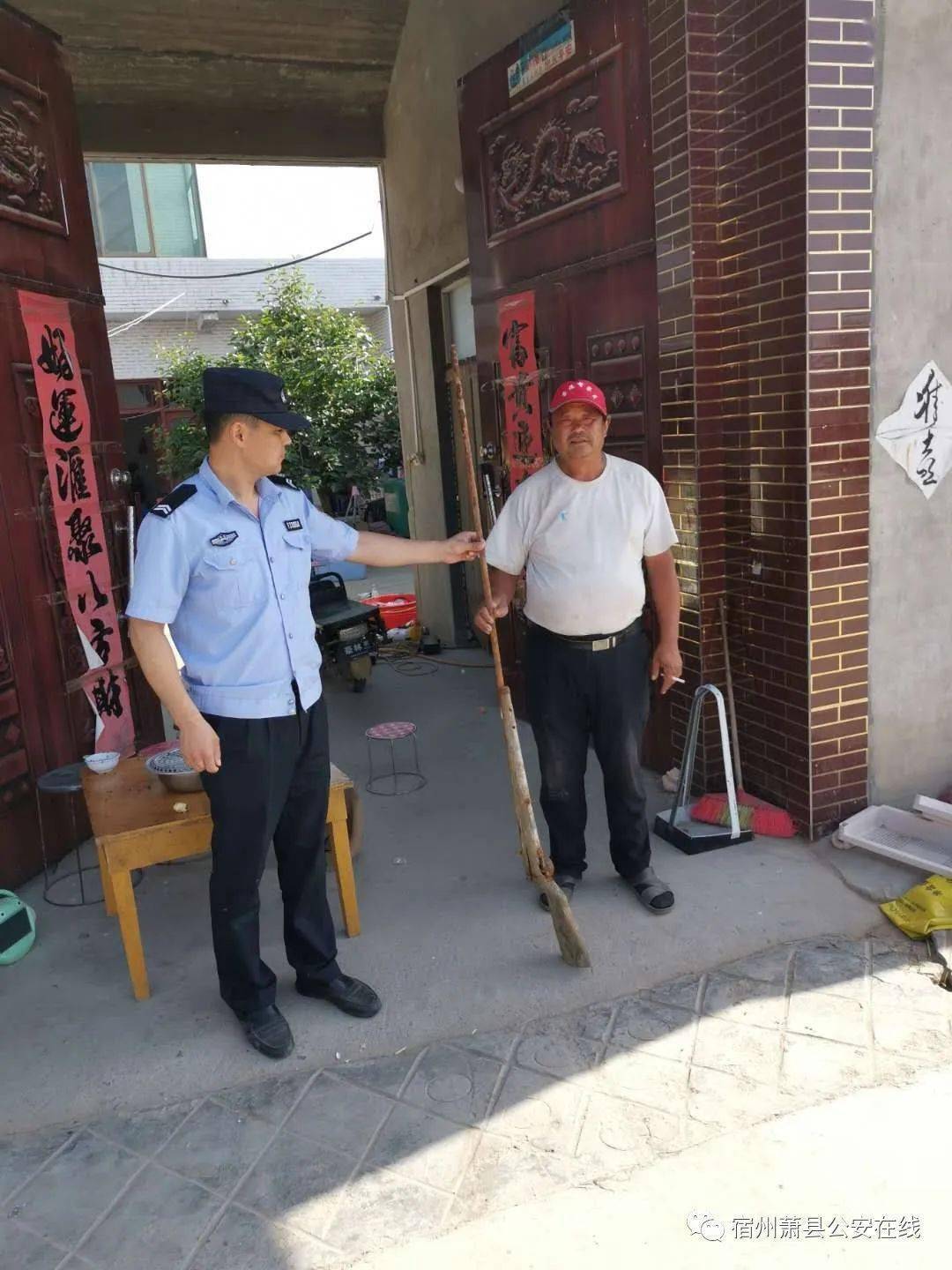 萧县村民麦地发现长枪上交给民警