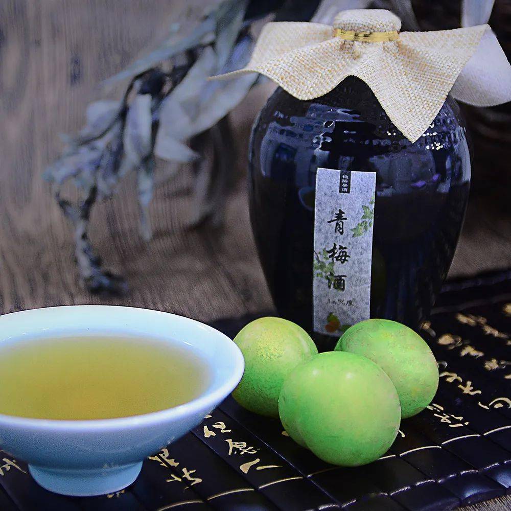 煮梅南京有"煮青梅"习俗,溧水区百姓至今习惯于在芒种节气里泡青梅酒.