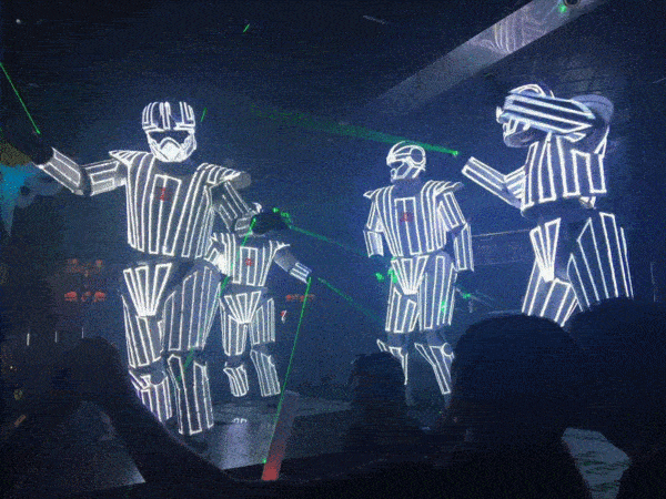 还记得火遍抖音的荧光棒之舞吗?