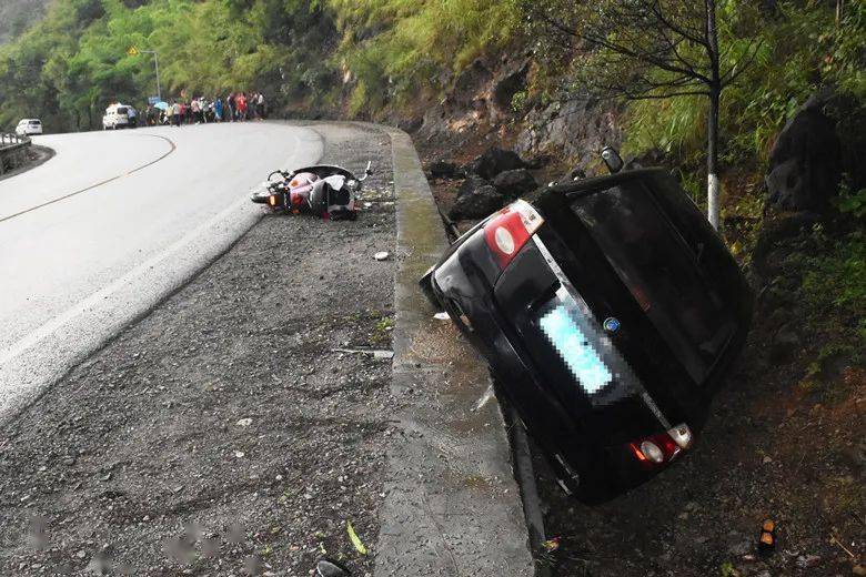 驾驶桂nxxxx5号重型仓栅式货车由德保县响水路腰屯往新汽车站方向行驶