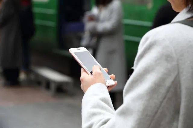 在日本边走路边看手机或将违法为什么日本大和市要拟认定边走路边看