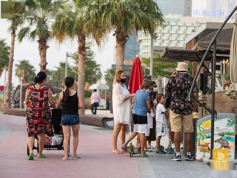 恢复常态后迪拜街头的热闹景象