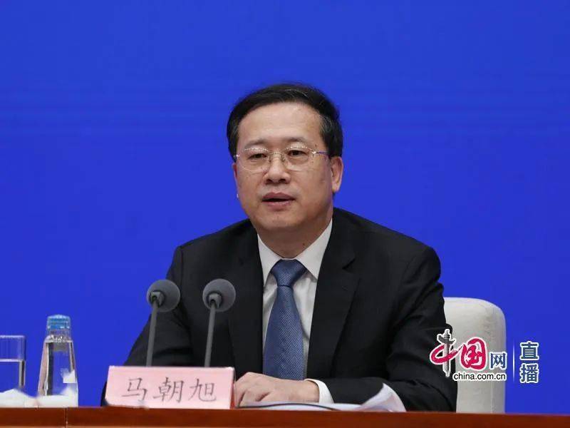 两个问题,第一个是国际人员交流的,请马部长回答,防控的问题请王辰