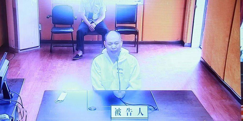 起诉书中称:被告人吴美景利用担任武穴市市长,市委书记,黄冈市人大