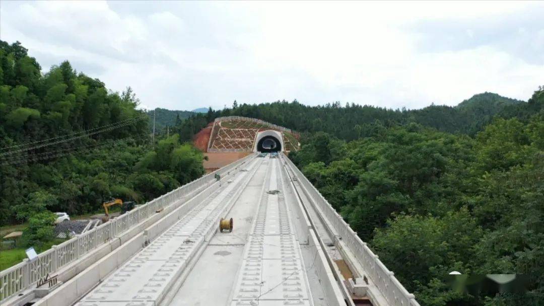 赣深高铁江西段首座特长隧道黄柏山隧道顺利贯通