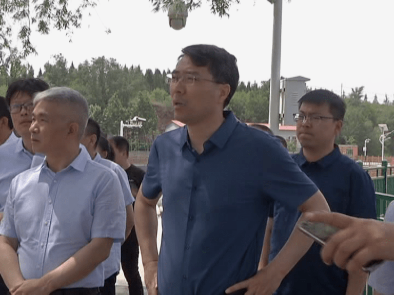 张军在丹河人工湿地进行调研