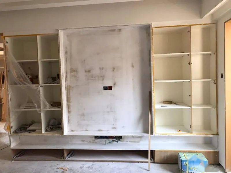 82改造方法:打造深电视柜,定制幕布,增加收纳空间,兼设家庭影音娱乐