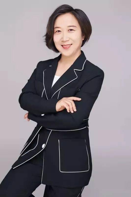 李彦宏,从教十八年,晋中市保教能手,寿阳县学科带头人,滨河幼儿园办公