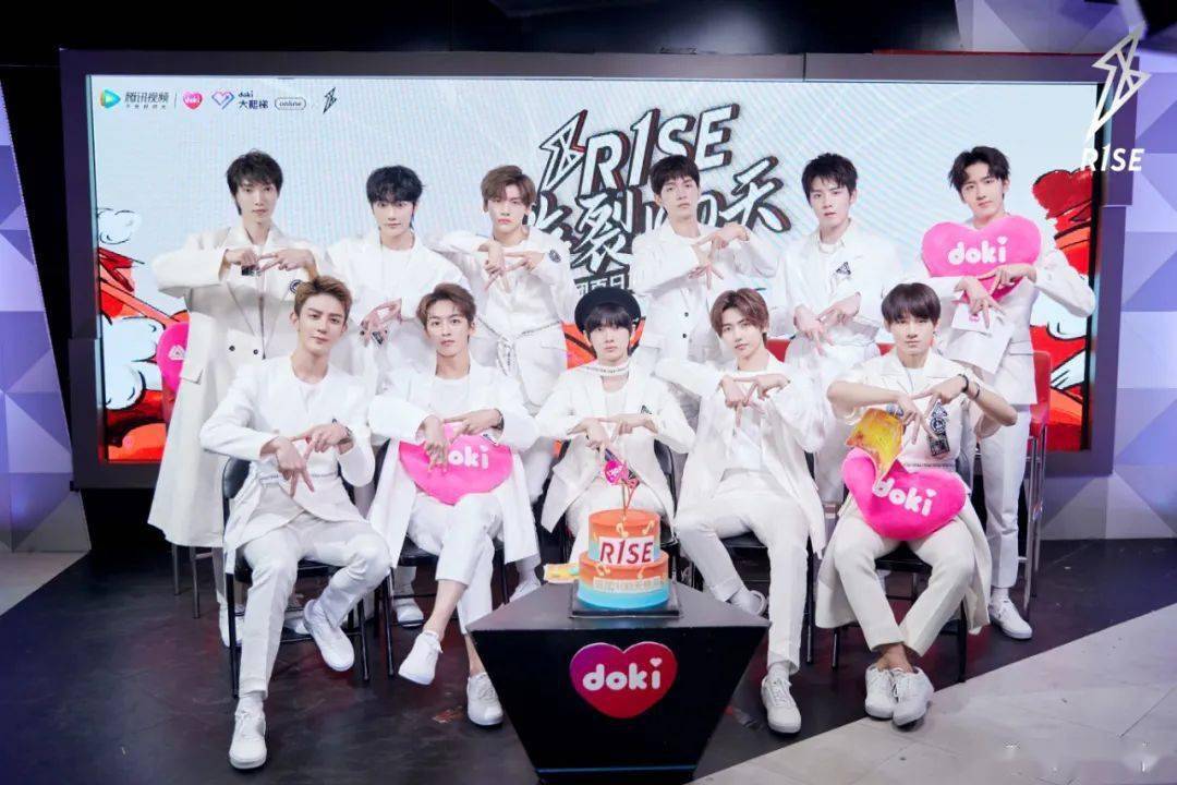 颁奖典礼红毯全体闪电签名.台上合照姿势大家一起商量.