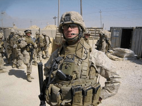 美国海军陆战队使用的lwh头盔,没有任何防晒功能我们看到很多美军士兵