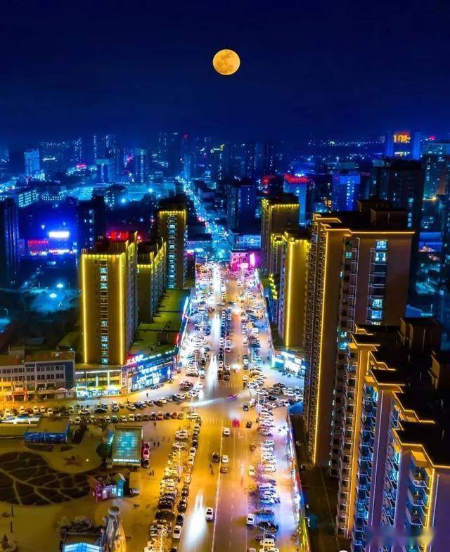 色调搭配红橙黄绿青蓝紫换着花样变夜晚的县城易县的色彩到底是什么呢