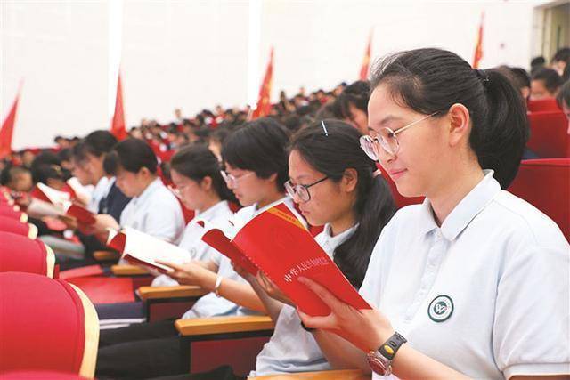 6月7日,武义一中举行高三年级学生十八岁"成人礼"仪式.