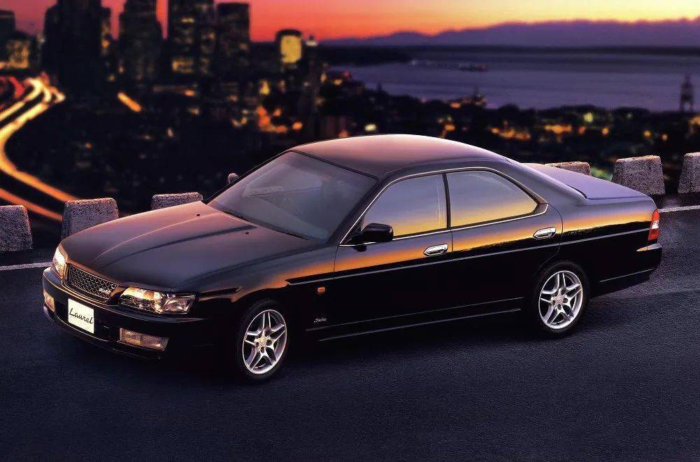 根据日产的说法,laurel足够豪华,但欠缺空间感,cefiro则完全相反,而