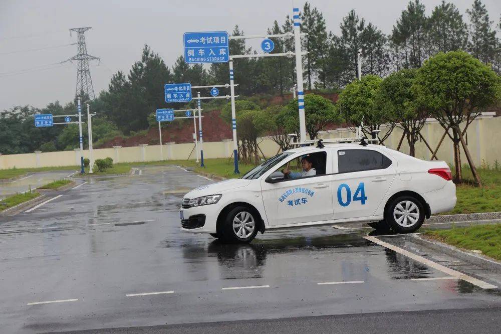 配置有小型汽車自動擋,手動擋全科目大型考試場地.