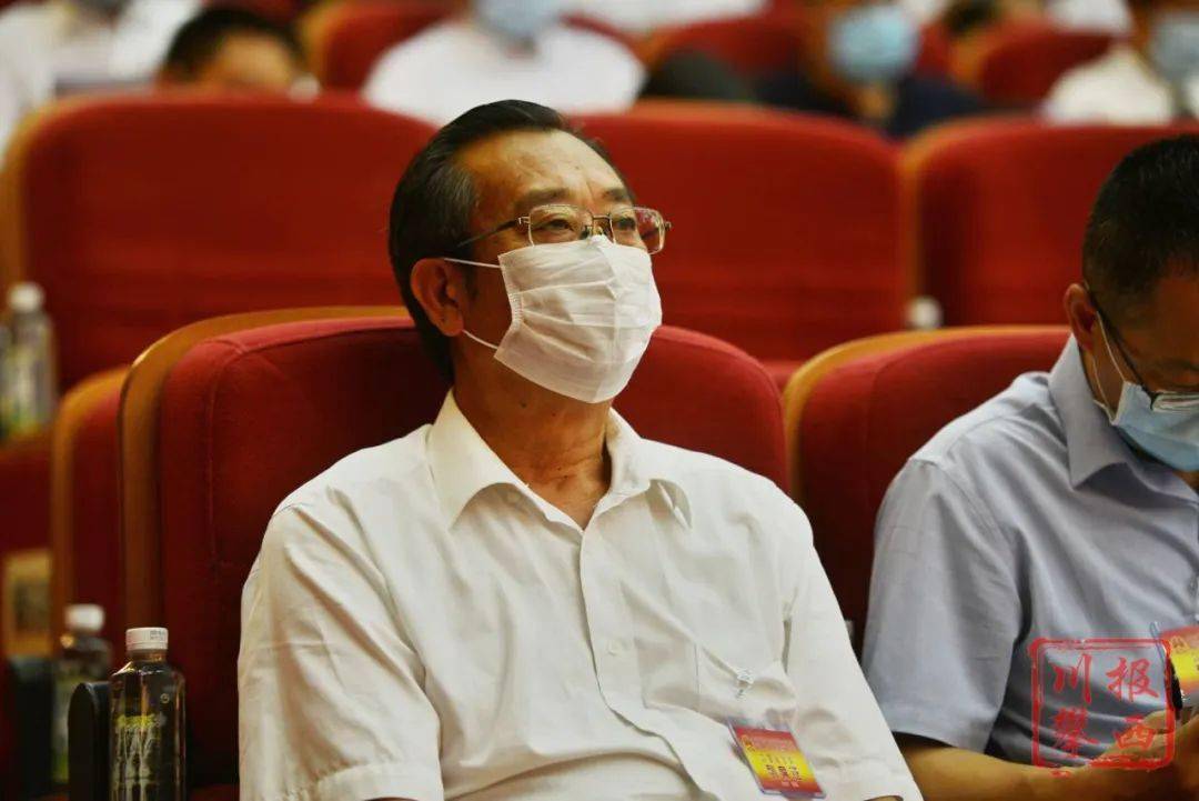 凉山两会人民代表大会今天开幕今年178万人脱贫明年开通成昆铁路复线