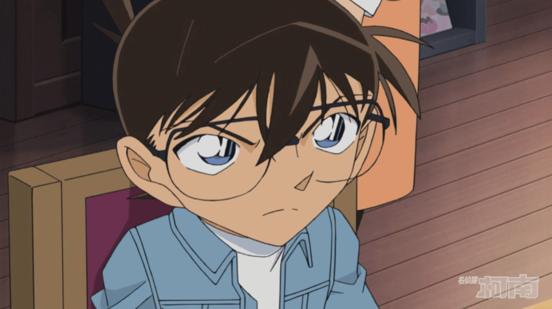 我们的主角柯南小朋友,虽然一直戴着眼镜不肯摘,但他并没有近视,戴