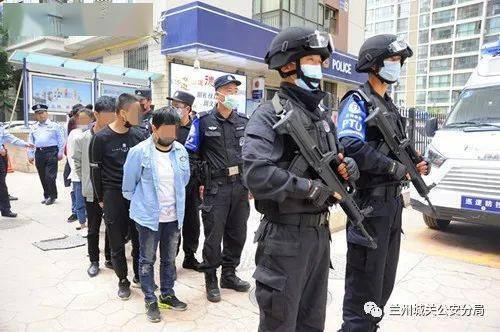 丢人甘肃8人卖淫嫖娼被抓现场直击