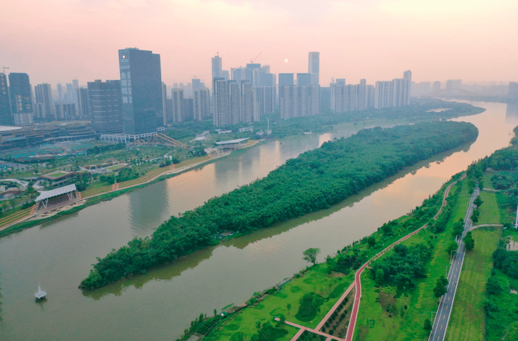 有如水中浮起的一盖狭长鱼灯,将宽阔的潭洲水道分隔成了南北两条航道