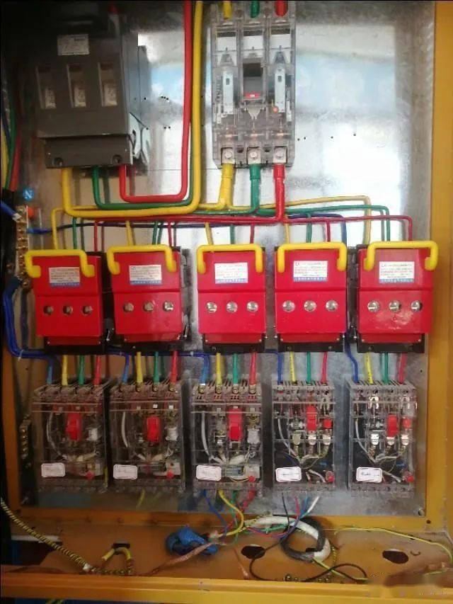 大的方面,三级配电,两级保护,钢筋加工场一机一箱一闸一漏,没问题都