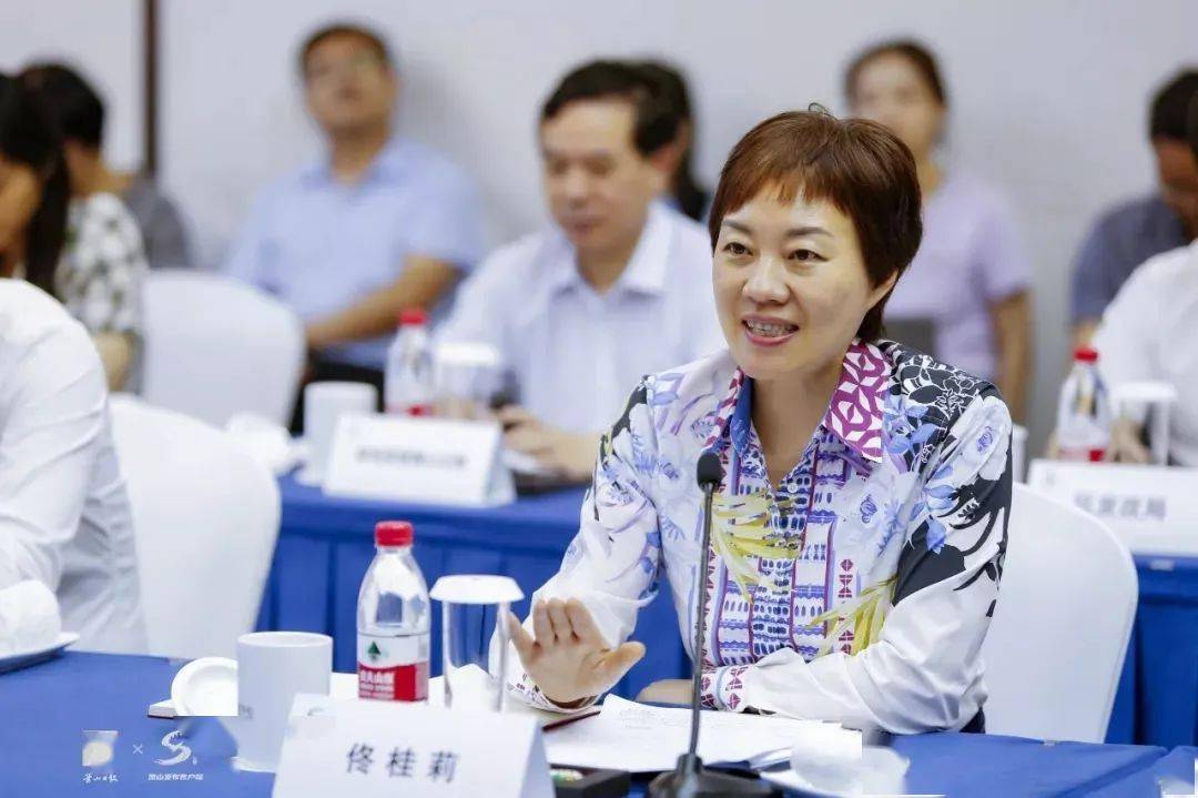 区委常委,常务副区长顾春晓代表区政府与紫光集团签署项目合作协议.