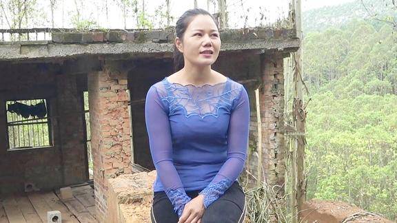 掩埋在杂草下的村庄壮乡妹老村缅怀儿时的回忆满怀伤感暗暗垂泪