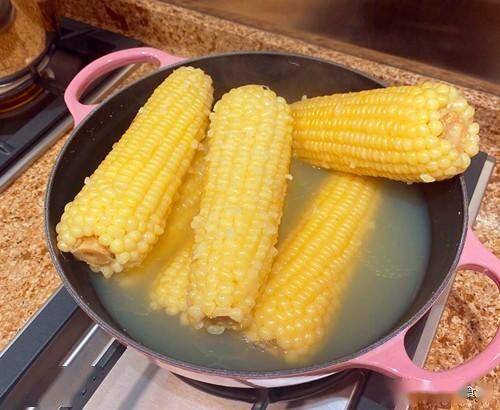 水煮玉米切记不能只用清水,多放这一味料,玉米甜糯更营养