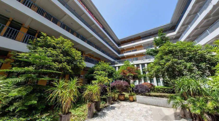 运动场校园全貌在云端校园里,您将欣赏到以下内容:您好,欢迎来到温州