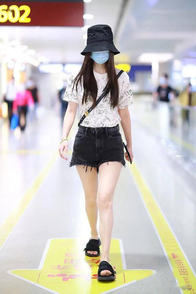 angelababy身穿印花t恤配超短热裤现身机场,简单清爽的夏日搭配