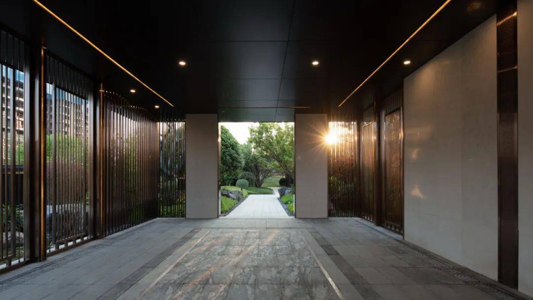 又让阳光尽情洒落,风景朦胧欲见不见,藏纳着东方人半藏半露的风雅