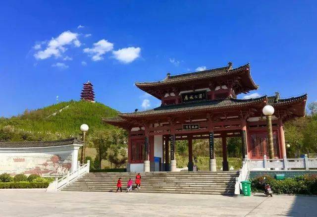 景村联动富民共享在全域旅游建设中,商南县按照打造景区 特色小镇
