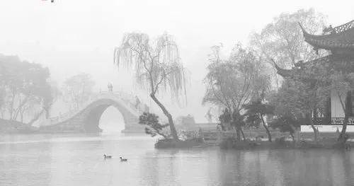 它是中国第一大城市,繁华之极,杜牧在这里醉酒赏花"十年一觉扬州梦