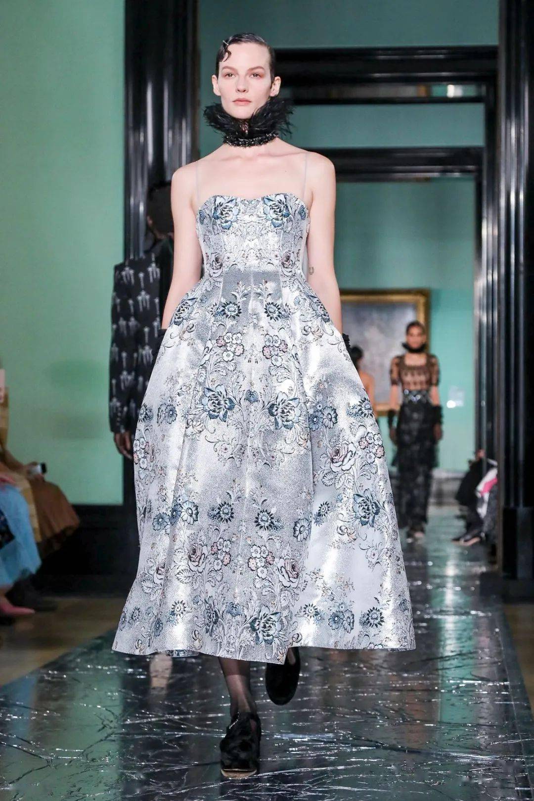 把花卉玩到极致的时装设计师,戳中你最敏感的少女心!