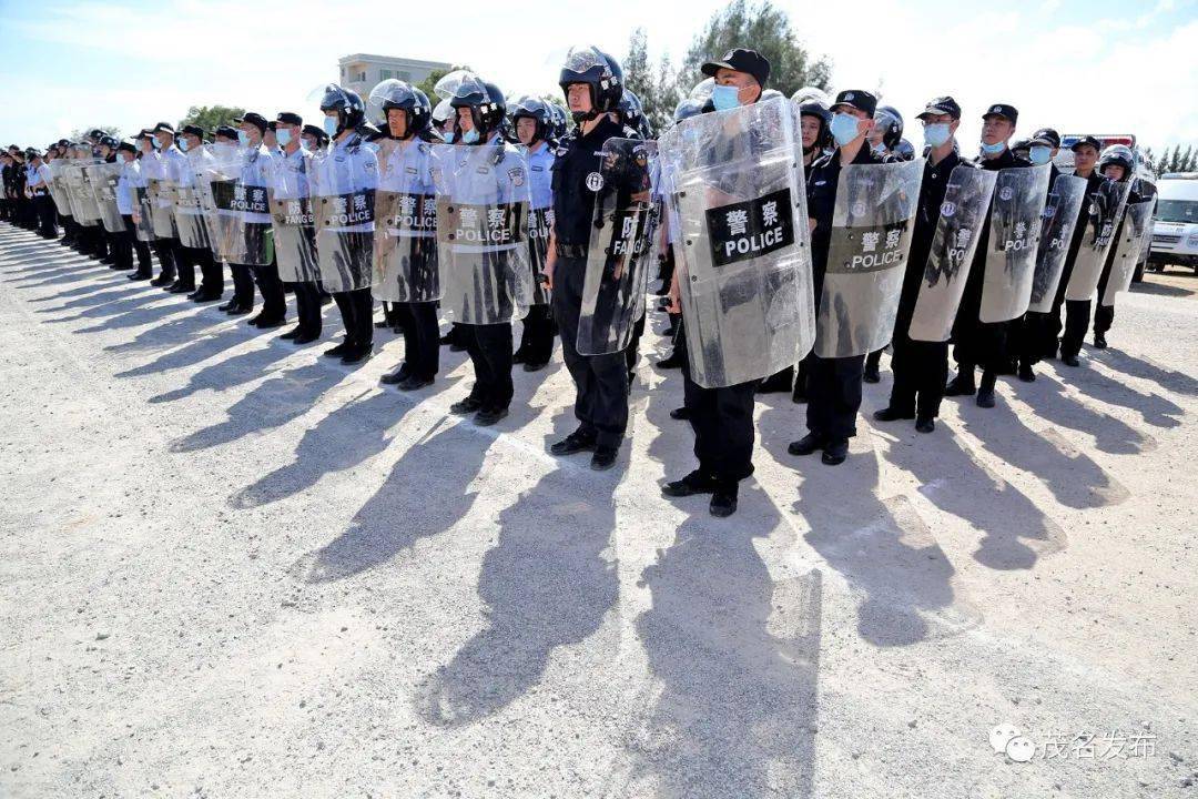 一声令下茂名大批警力紧急集结全副武装应急演练