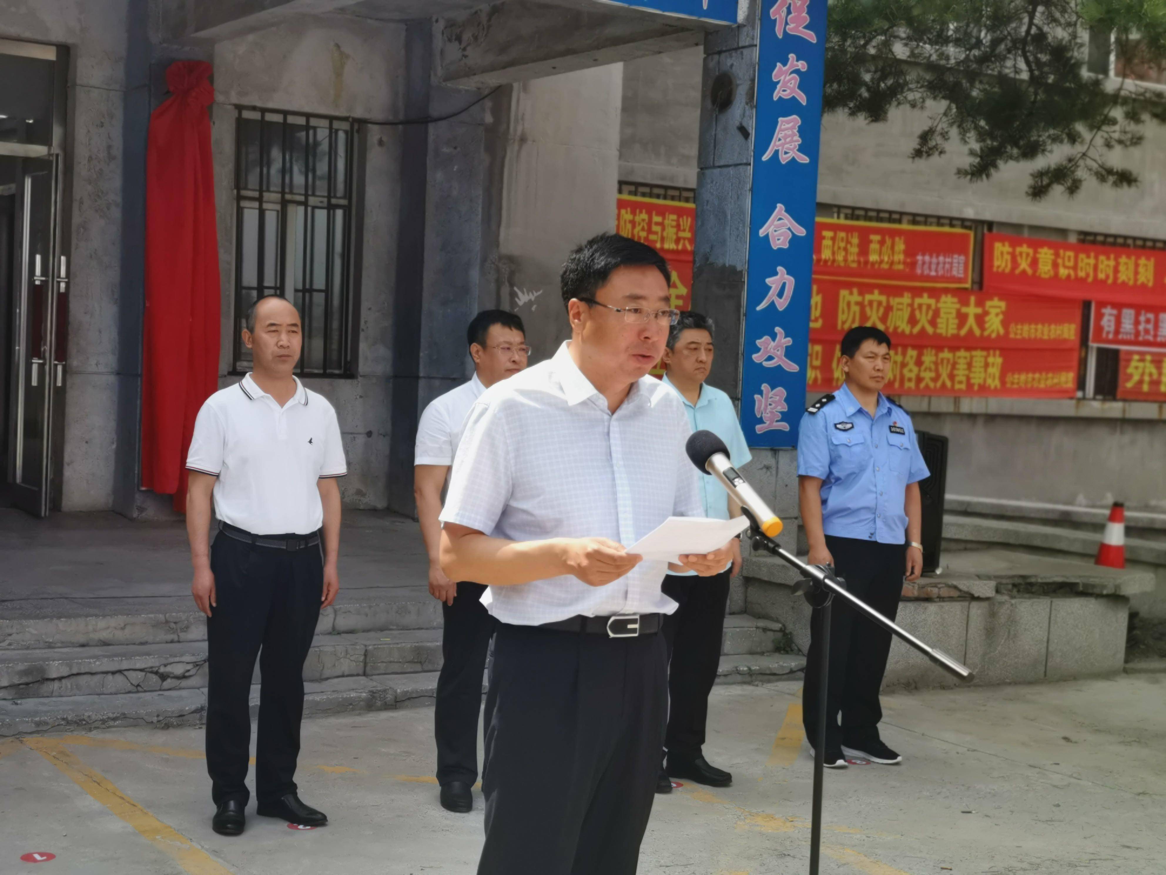 随后,王谦,吴畏,冯翘为市农业综合执法大队揭牌.